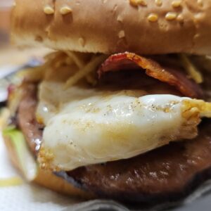 Hambúrguer com batatas fritas