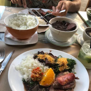Prato generoso de Feijoada Caseira da Marisol com acompanhamentos